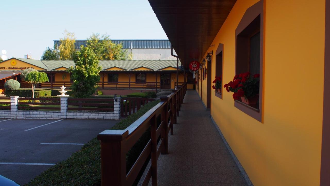 Hotel Slnecny Dvor Michalovce Zewnętrze zdjęcie