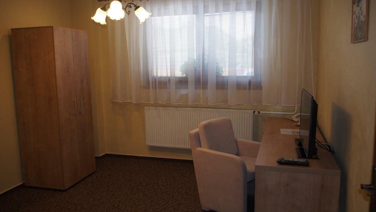 Hotel Slnecny Dvor Michalovce Zewnętrze zdjęcie